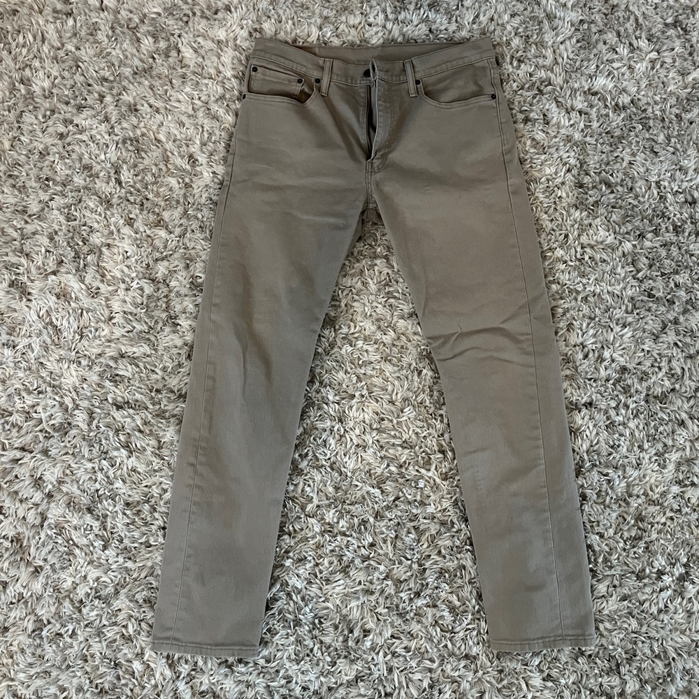 Men’s Levi 502 Khaki Jeans.